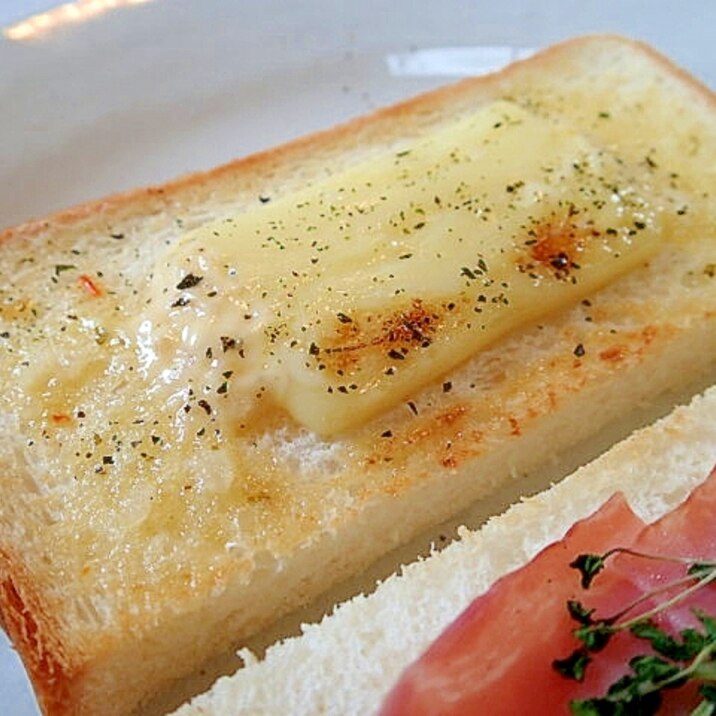チーズのタルタル・バジルトースト